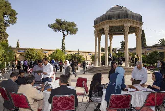 مشق عشق در جوار آرامگاه حافظ مشق عشق در جوار آرامگاه حافظ