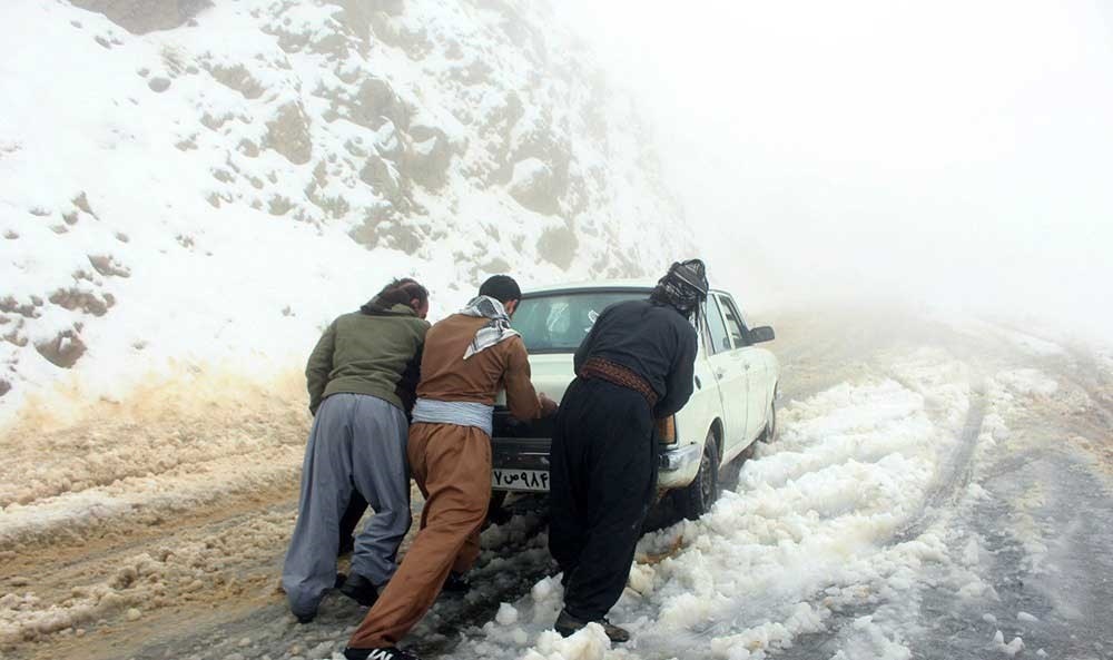 بارش ۳۵ میلی متری برف در گردنههای برف گیر پاوه بارش ۳۵ میلی متری برف در گردنههای برف گیر پاوه