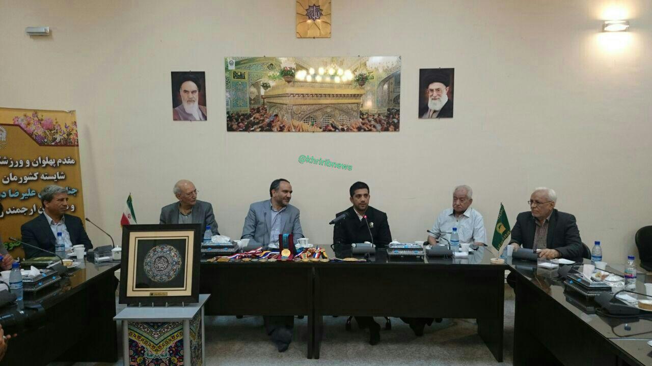 علیرضا دبیر قهرمان کشتی ایران دوازده مدال خود رابه موزه آستان قدس رضوی اهدا کرد