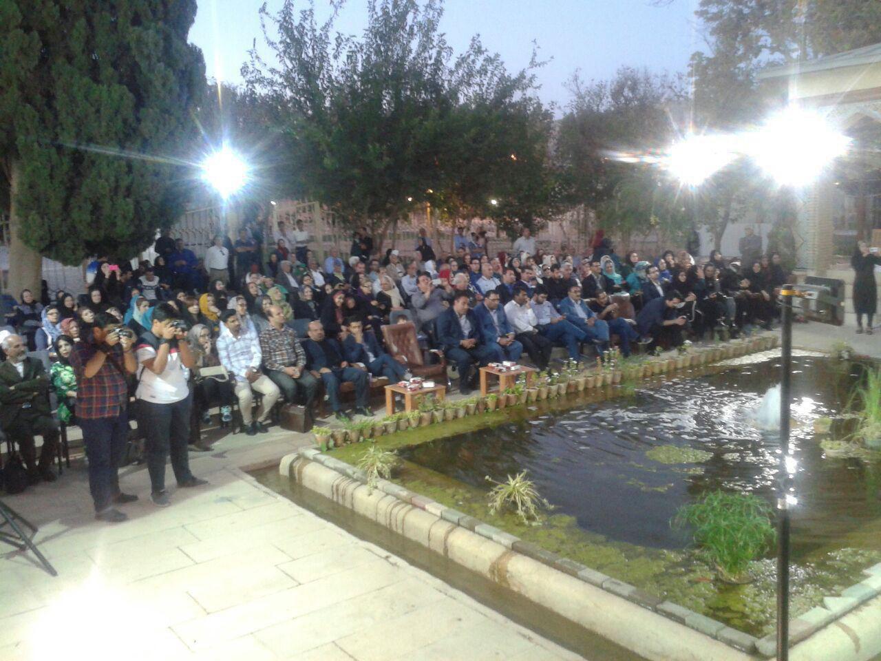 بررسی اندیشه حافظ در محفل رندان بررسی اندیشه حافظ در محفل رندان