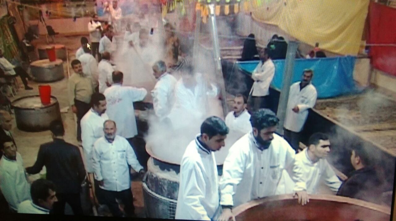 پخت و توزیع سمنو به همت زائران اصفهانی در مشهد