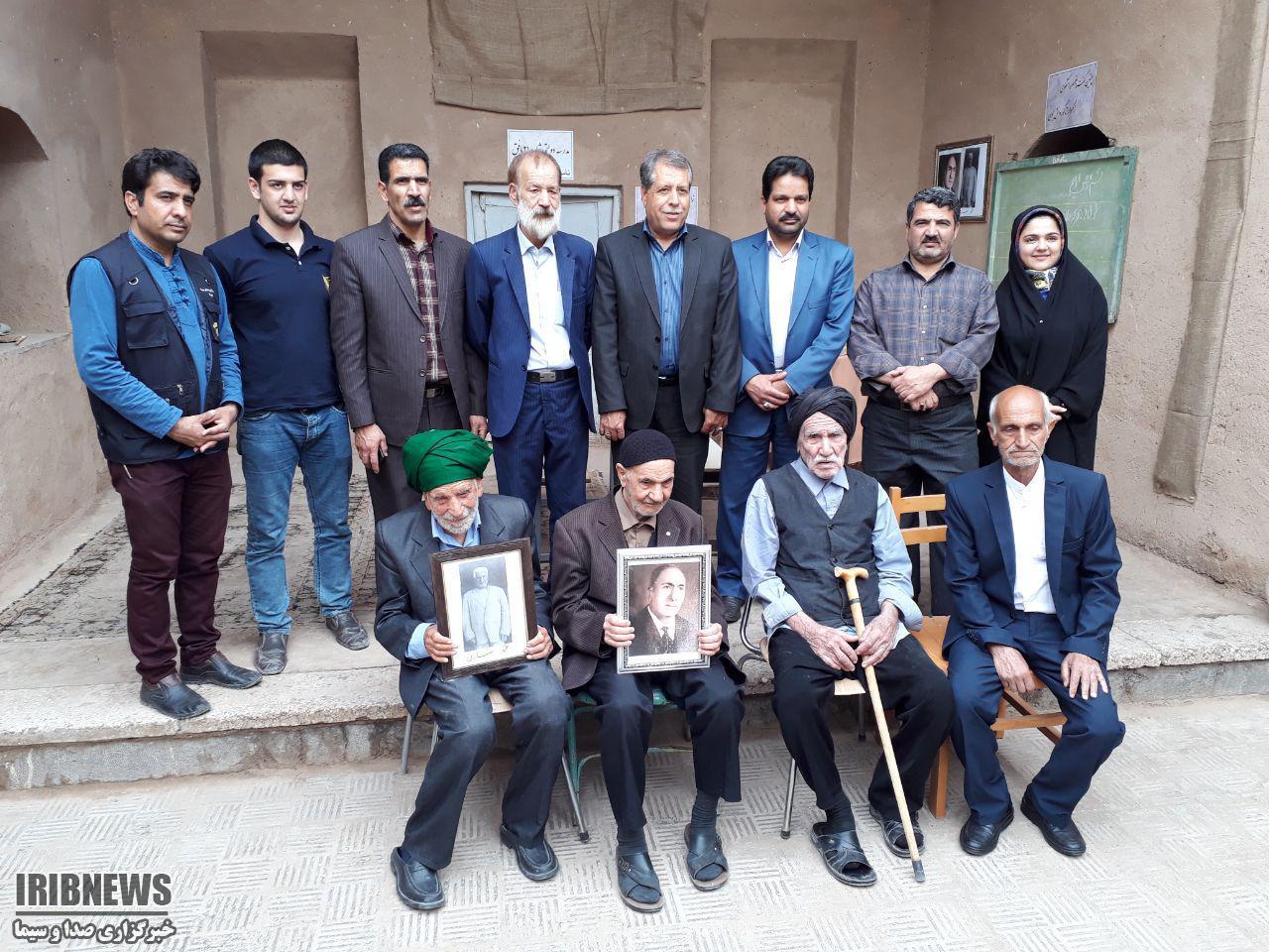 زنده شدن خاطرات قدیمی در دورهمی نخستین دانش اموزان بافقی+تصاویر
