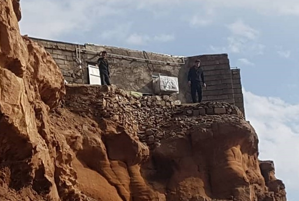 برطرف کردن خطر ریزش کوه در برخی از نقاط حادثهخیز اهواز برطرف کردن خطر ریزش کوه در برخی از نقاط حادثهخیز اهواز