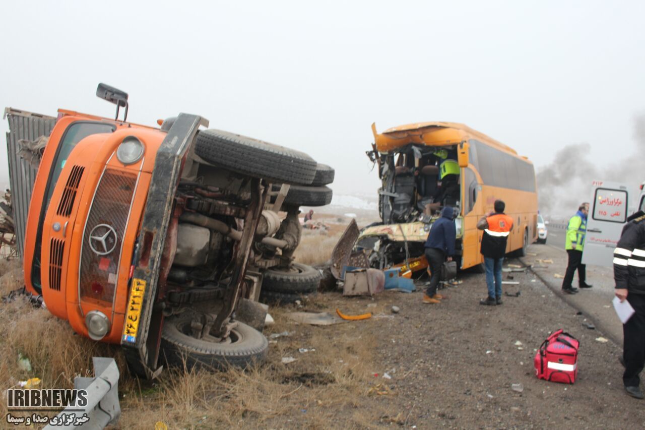برخورد اتوبوس مسافربری با کامیون در آزادراه تبریز - زنجان