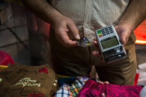 خطر سرقت رمز بانکی در خریدهای کنار خیابان خطر سرقت رمز بانکی در خریدهای کنار خیابان