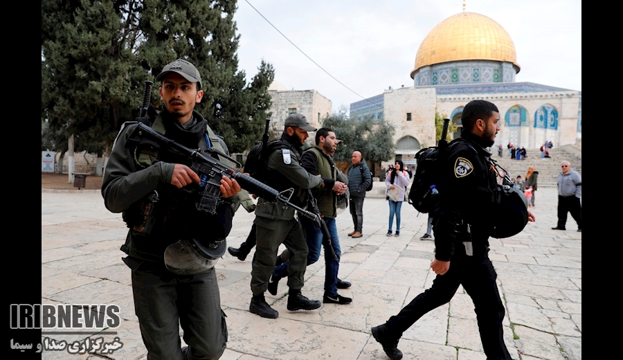 یک خاخام صهیونیست به همراه چند شهرک نشین وارد صحن مسجدالاقصی شد یک خاخام صهیونیست به همراه چند شهرک نشین وارد صحن مسجدالاقصی شد