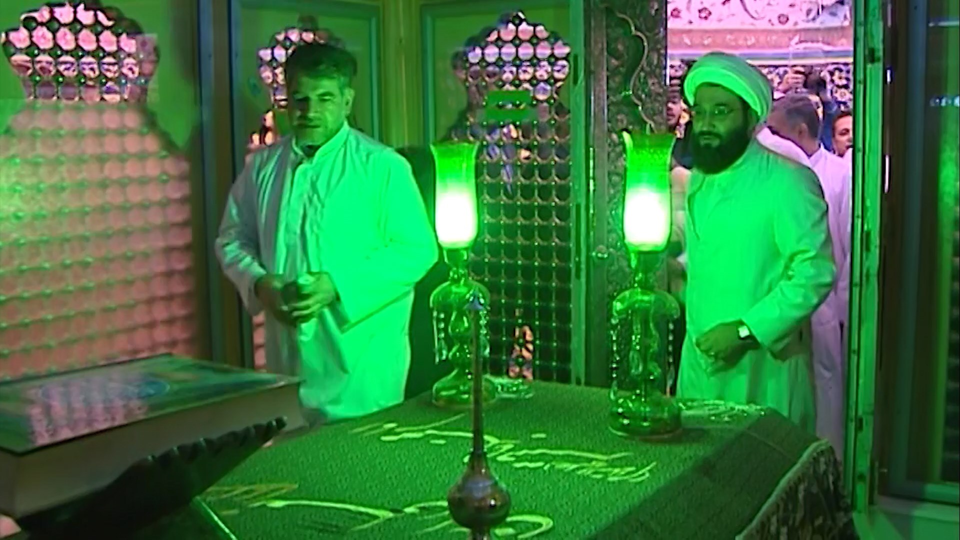 عطرافشانی مرقد مطهر امامزاده علی ابن محمد باقر علیهما السلام