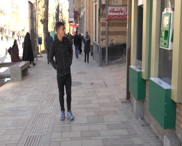 فردی که برای اثبات هویتش تلاش می&zwnj;کند