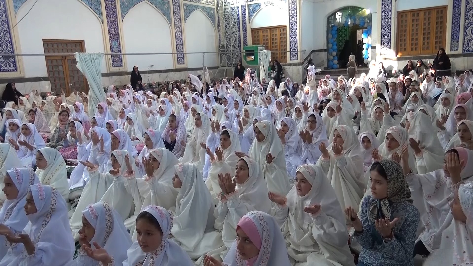 تجلیل از 350 دانش آموز دختر روزه اولی کاشانی تجلیل از 350 دانش آموز دختر روزه اولی کاشانی