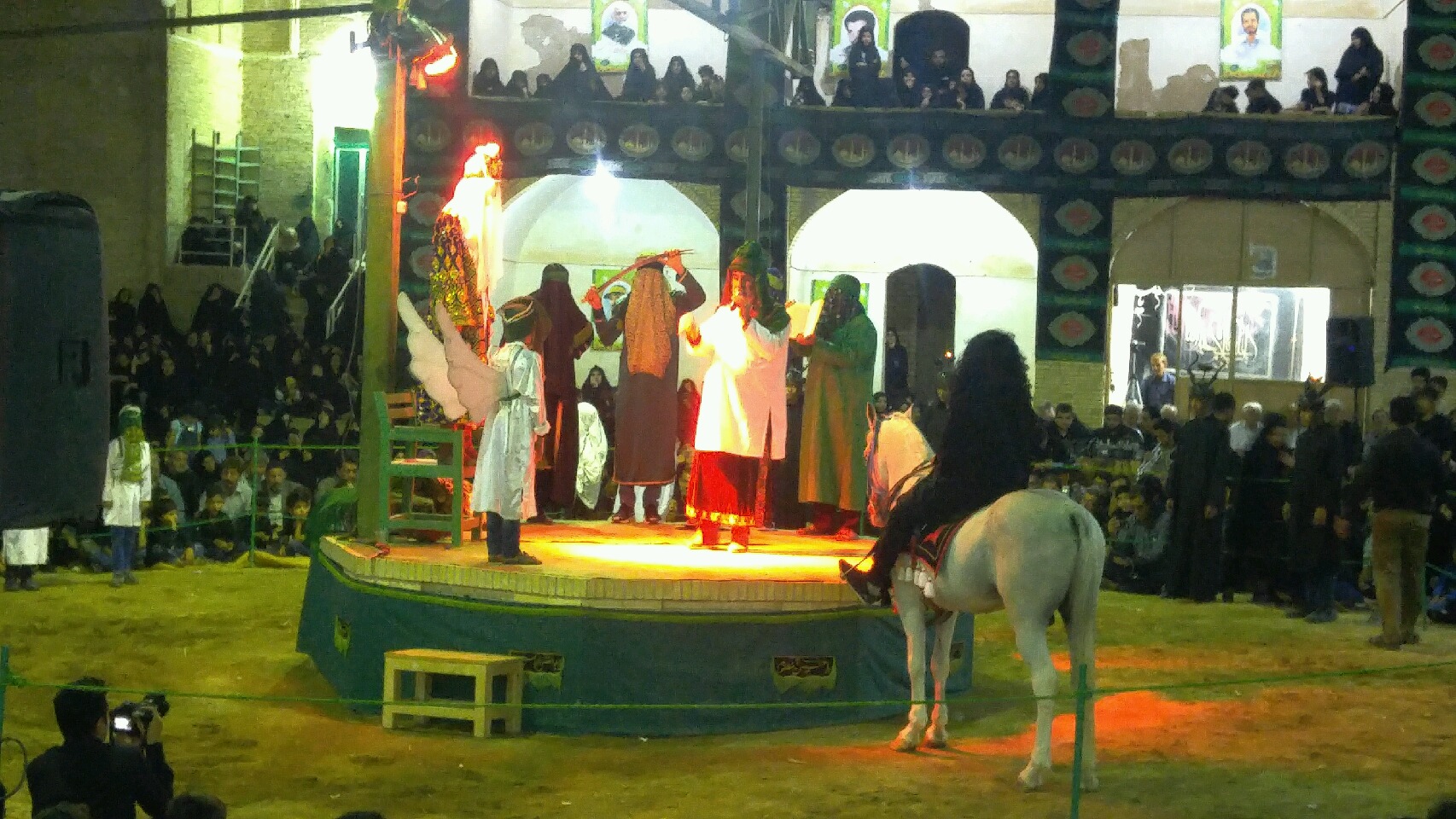 مراسم تعزیه خوانی و خیمه سوزان روز عاشورا در یزد مراسم تعزیه خوانی و خیمه سوزان روز عاشورا در یزد