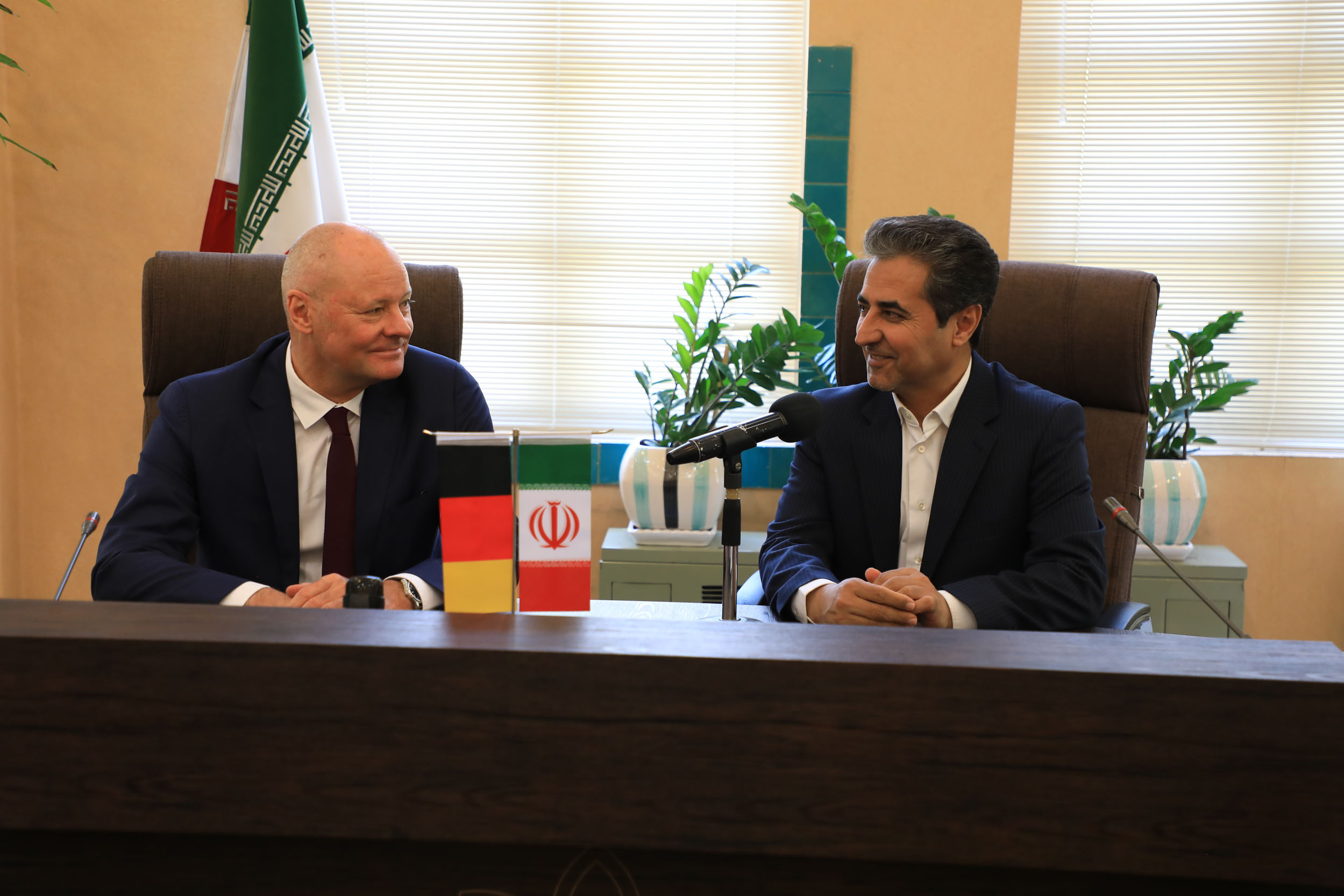 پیام مردم شیراز به جهانیان صلح و گفتگو است پیام مردم شیراز به جهانیان صلح و گفتگو است