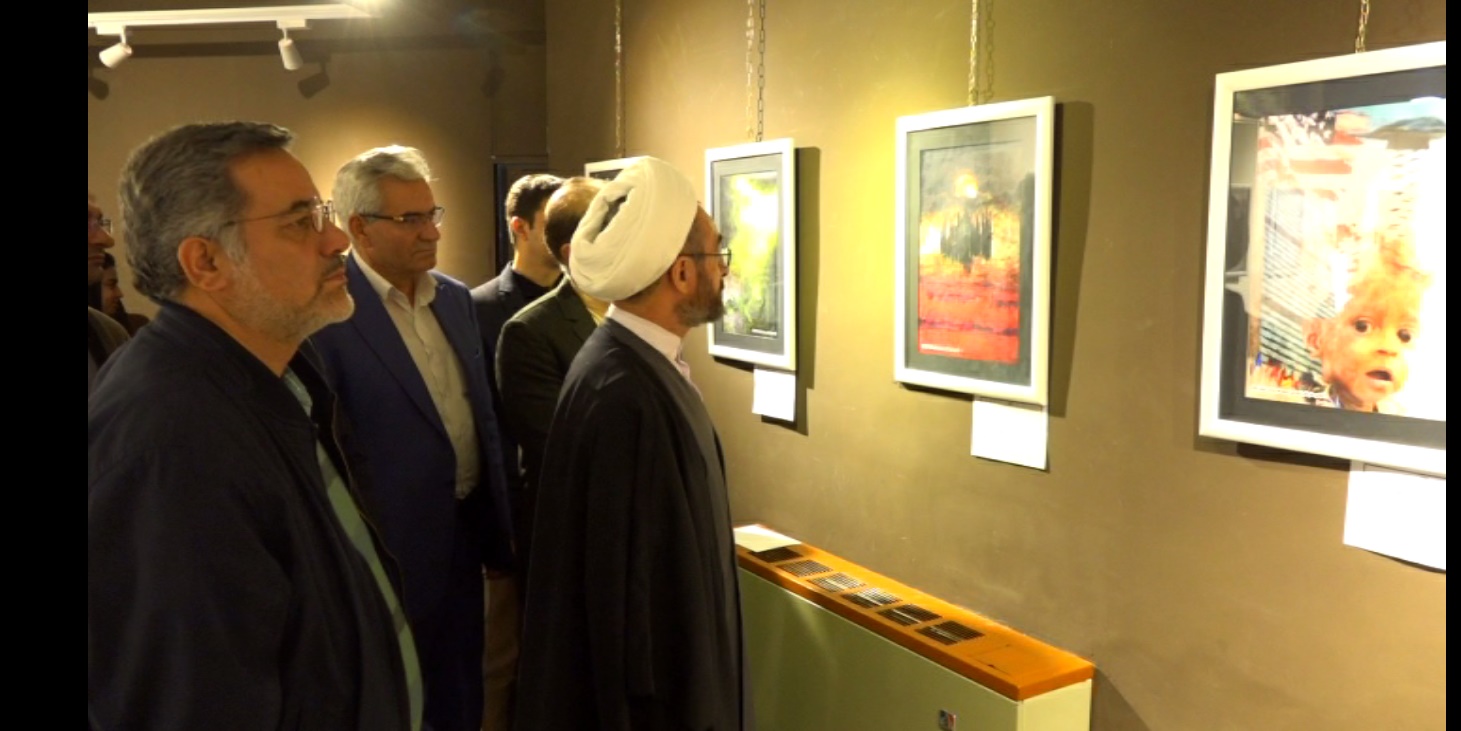 بازدید امام جمعه ایلام از نمایشگاه آثار هنرمند ایلامی