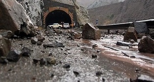 خطر ریزش کوه در جادههای استان مازندران خطر ریزش کوه در جادههای استان مازندران