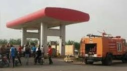 مهار حادثه حریق در جایگاه سی. ان. جی در گناباد مهار حادثه حریق در جایگاه سی. ان. جی در گناباد