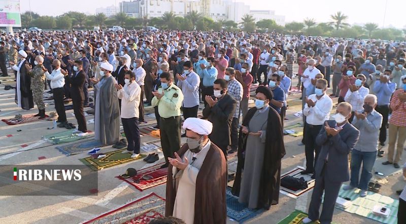 اقامه نماز عید فطر در جزیره مرجانی کیش اقامه نماز عید فطر در جزیره مرجانی کیش