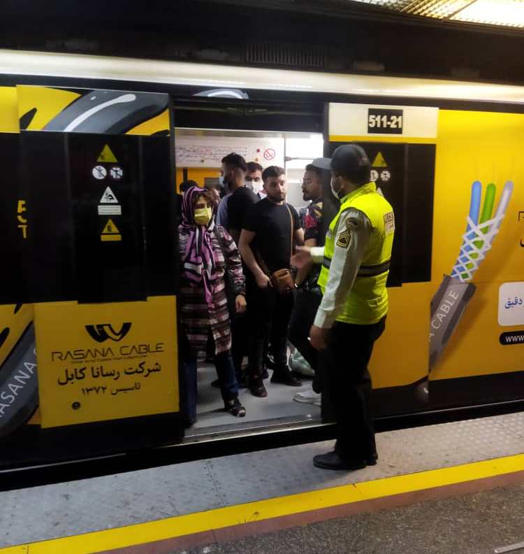 ممانعت از ورود آقایان و دستفروشان به واگن بانوان ممانعت از ورود آقایان و دستفروشان به واگن بانوان