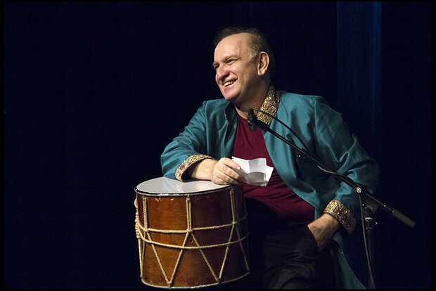 اعطای نشان درجه یک هنری به وحید اسداللهی اعطای نشان درجه یک هنری به وحید اسداللهی