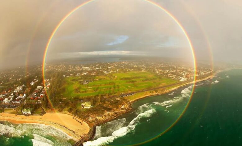 رنگین کمان در حقیقت دایره‌ای شکل است