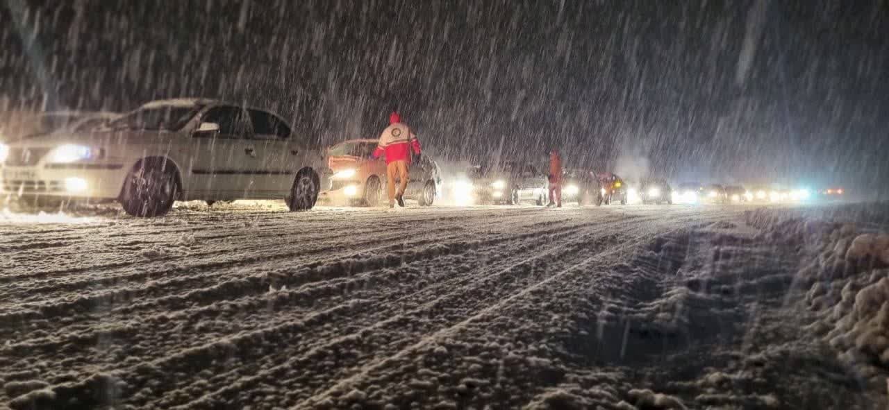 امدادرسانى به بيش از ١٢٠ نفر در محور تکاب-شاهين دژ امدادرسانى به بيش از ١٢٠ نفر در محور تکاب-شاهين دژ