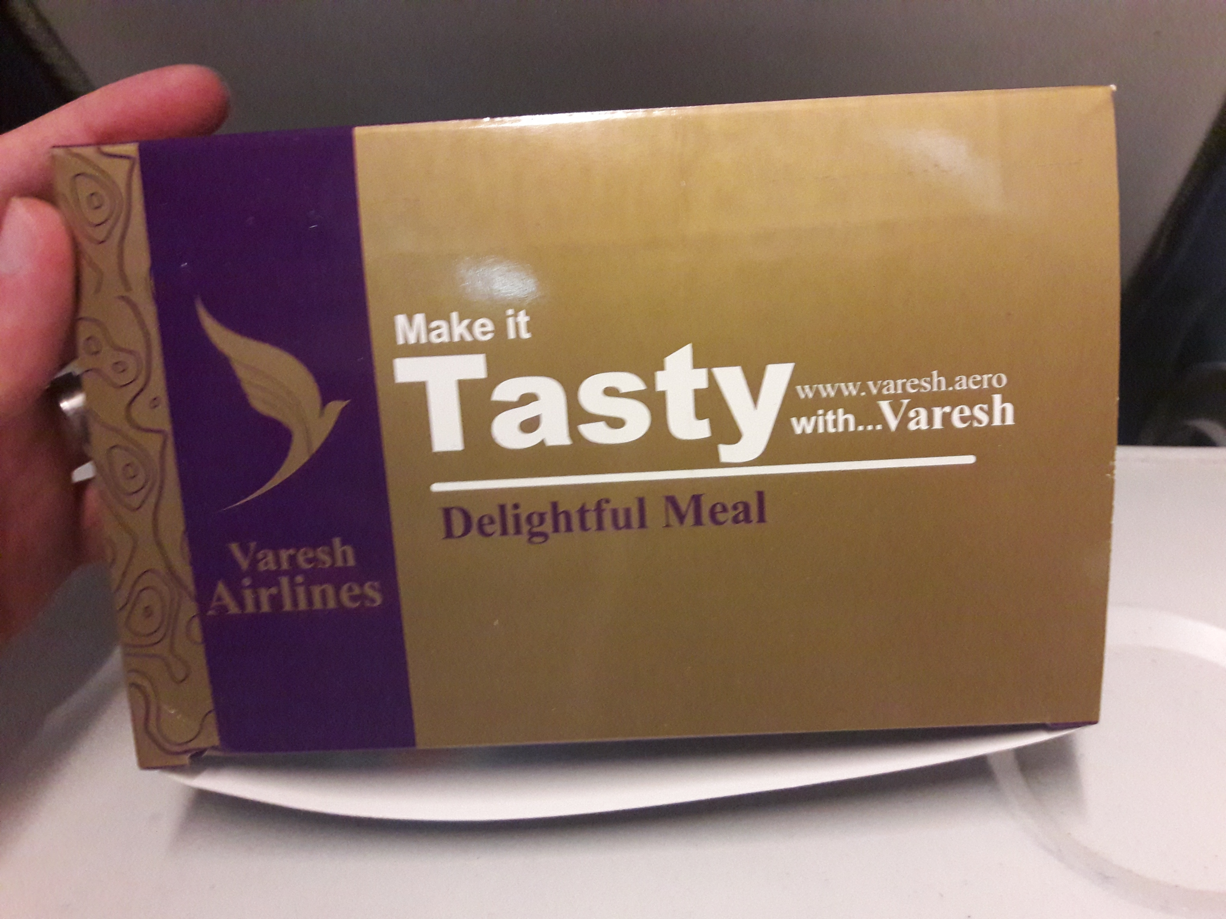 لزوم پاسداری از زبان فارسی در توزیع بسته های میان وعده هواپیمایی