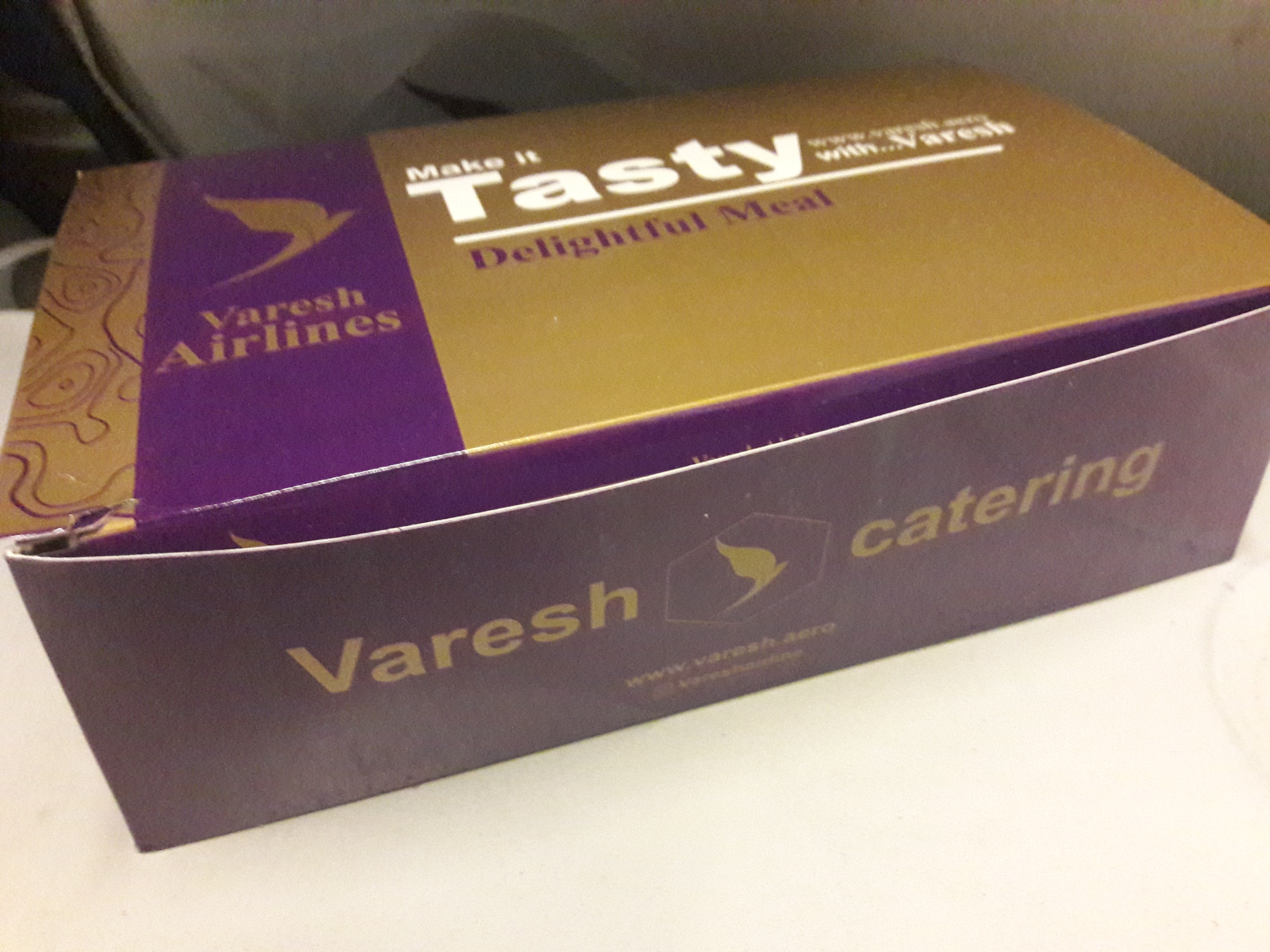 لزوم پاسداری از زبان فارسی در توزیع بسته های میان وعده هواپیمایی