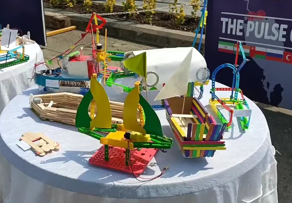 نمایشگاه سازه‌های رباتیکی بندری کودک و نوجوان در آستارا