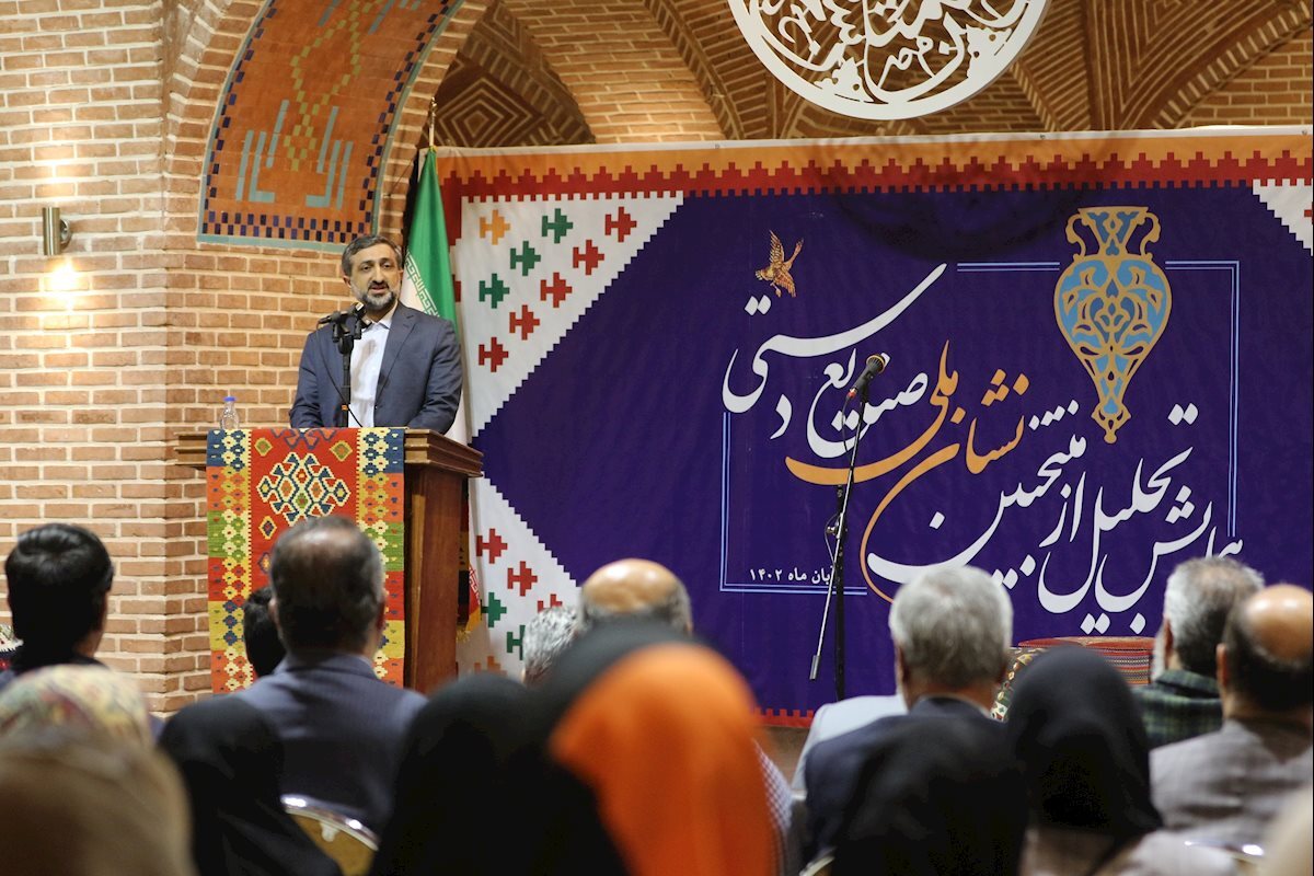 دارندگان نشان ملی صنایع دستی در اردبیل تجلیل شدند دارندگان نشان ملی صنایع دستی در اردبیل تجلیل شدند