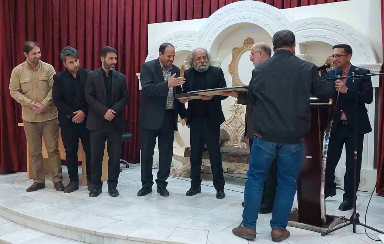 نشست صمیمی هنرمندان با فرمانده سپاه روح الله نشست صمیمی هنرمندان با فرمانده سپاه روح الله