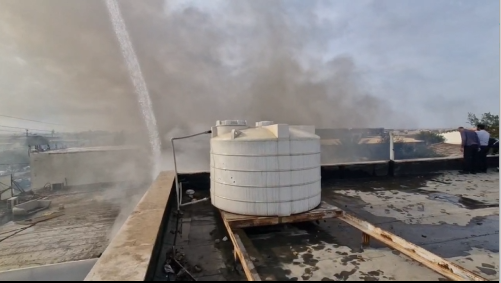 وقوع آتش سوزی فوق سنگین در انبار ابر و اسفنج در اهواز وقوع آتش سوزی فوق سنگین در انبار ابر و اسفنج در اهواز