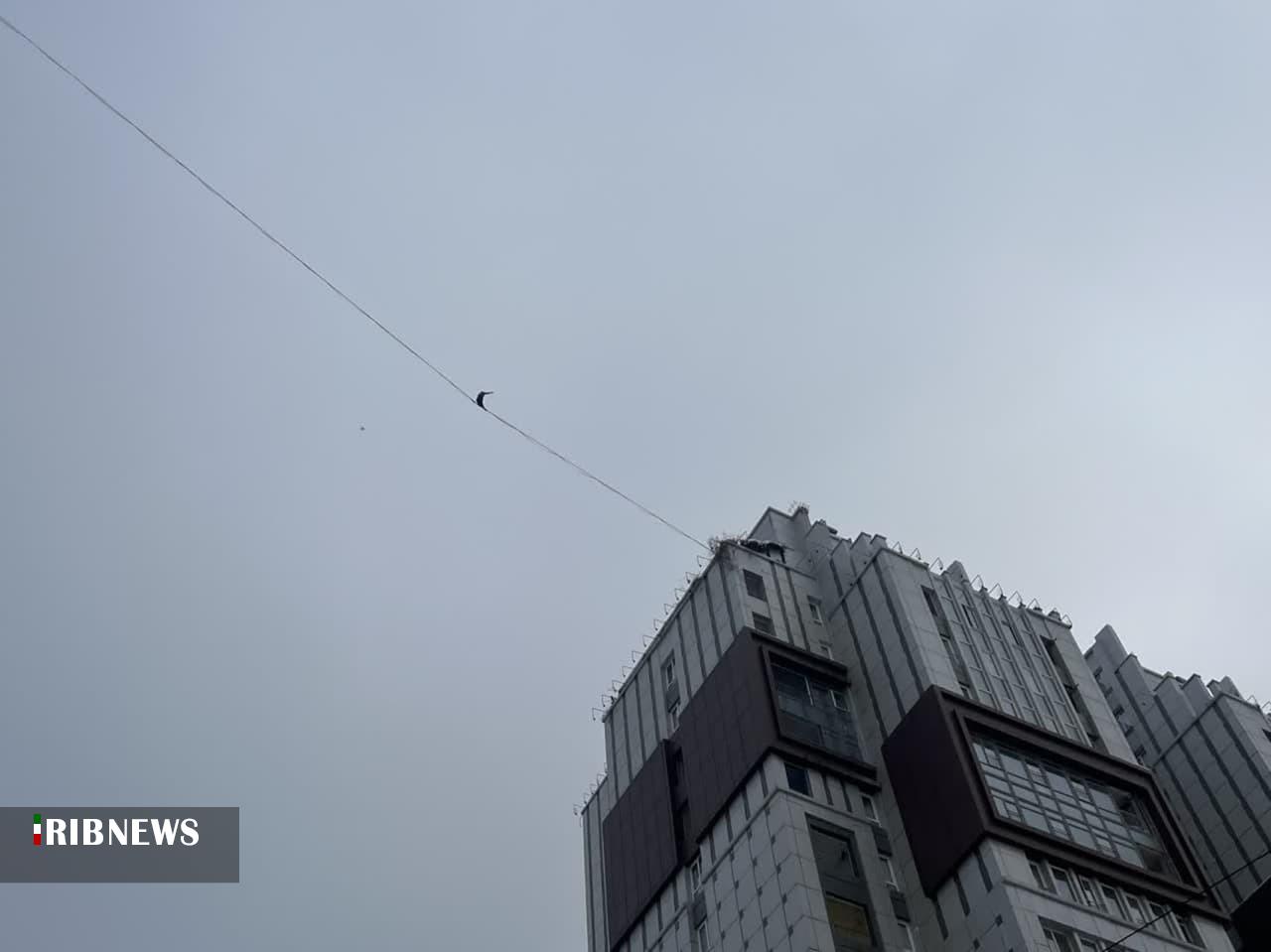 نمایش بند لغزنده در ارتفاع ۸۰ متری نمایش بند لغزنده در ارتفاع ۸۰ متری