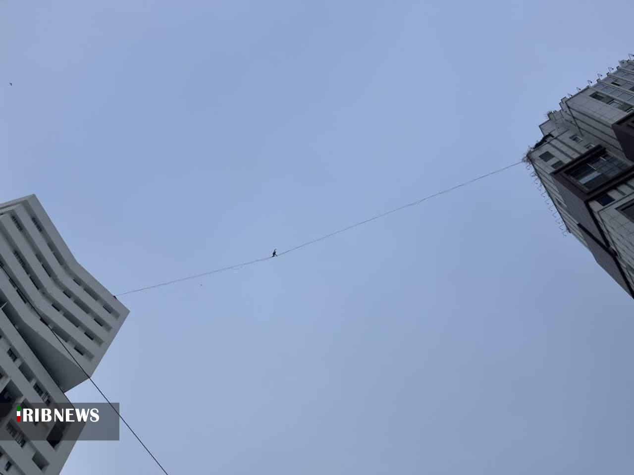 نمایش بند لغزنده در ارتفاع ۸۰ متری نمایش بند لغزنده در ارتفاع ۸۰ متری