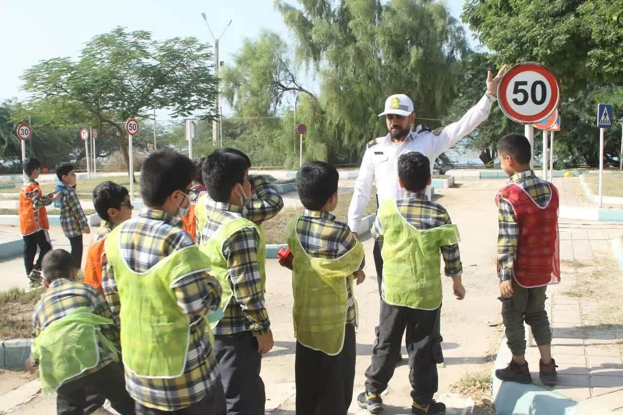 آموزش علائم راهنمایی و رانندگی به دانش آموزان در میناب