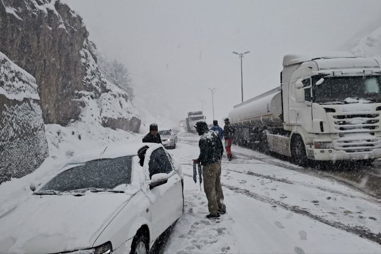 نجات ۴۲۰ مسافر گرفتار شده در جاده‌های برفی مازندران