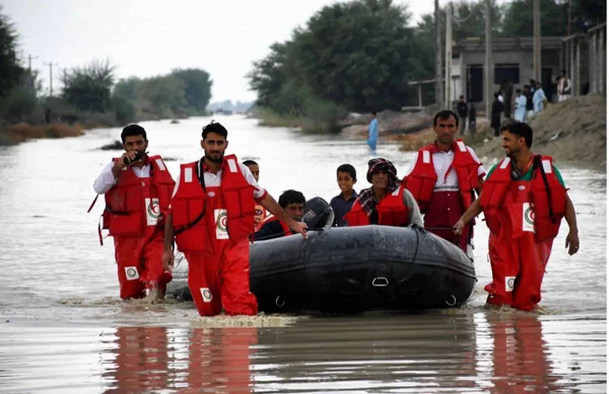 سیل بیش از ۲۶۰۰ نفر از مردم را گرفتار کرد سیل بیش از ۲۶۰۰ نفر از مردم را گرفتار کرد