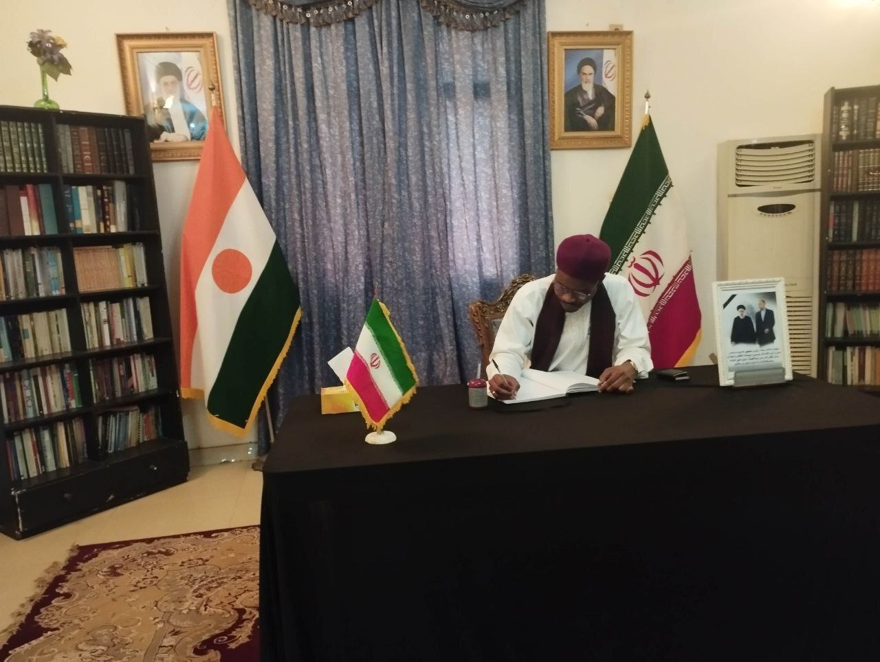 حضور مقام‌های نیجر در سفارت ایران برای ادای احترام به رئیس جمهور شهید و همراهانش