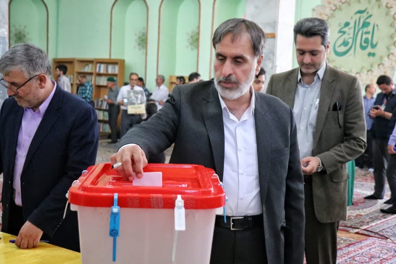 با حضور قوی مردم اقتدار سیاسی بالا میرود با حضور قوی مردم اقتدار سیاسی بالا میرود