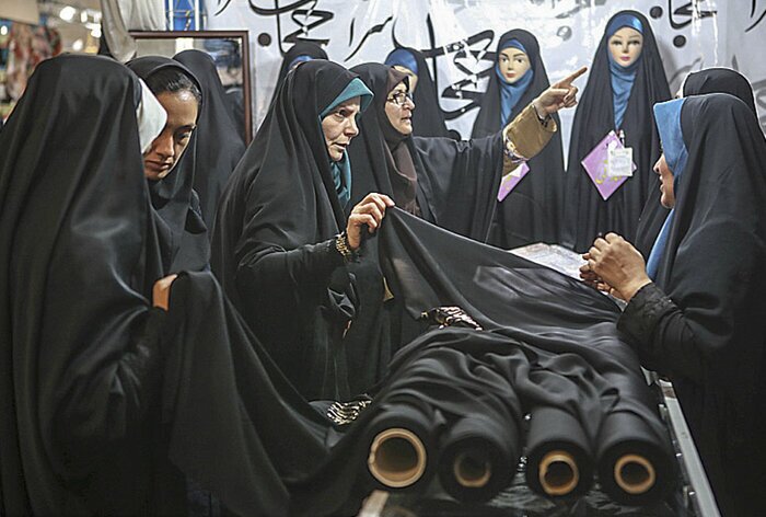 * تولیدکنندگان چادر مشکی، مقنعه و البسه اسلامی از پرداخت مالیات معاف شدند * تولیدکنندگان چادر مشکی، مقنعه و البسه اسلامی از پرداخت مالیات معاف شدند