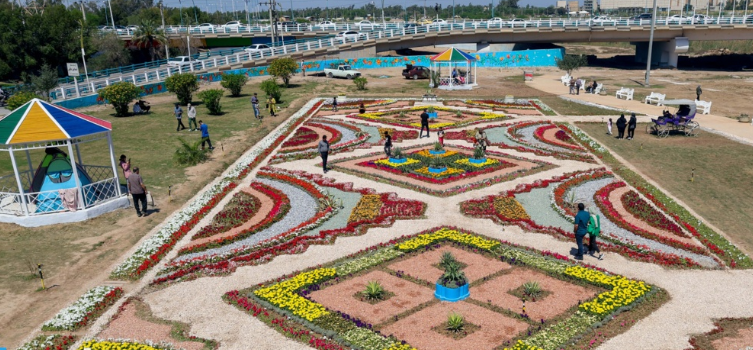 گستردن فرش گل ۱۴۰۴ متری در اهواز