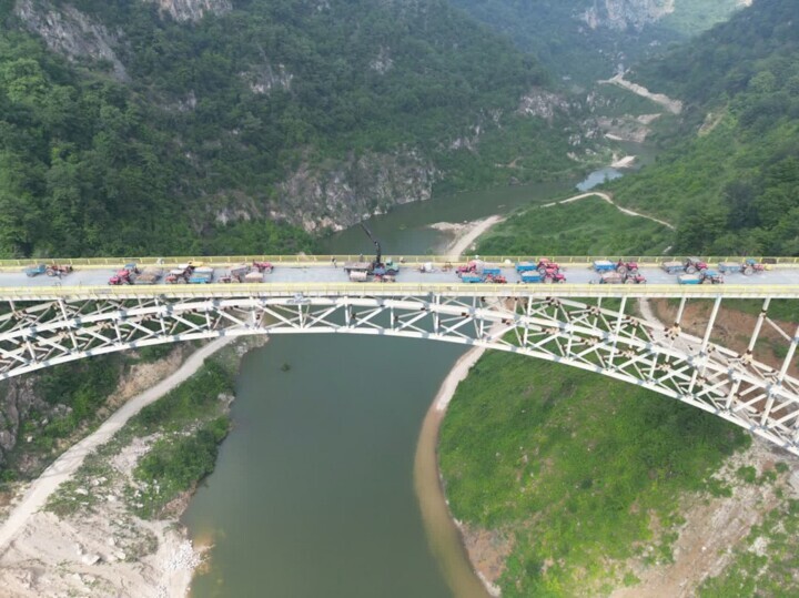 سازه صنعتی مرکزی، تسهیل‌گر دسترسی و آبگیری کامل سد گلورد