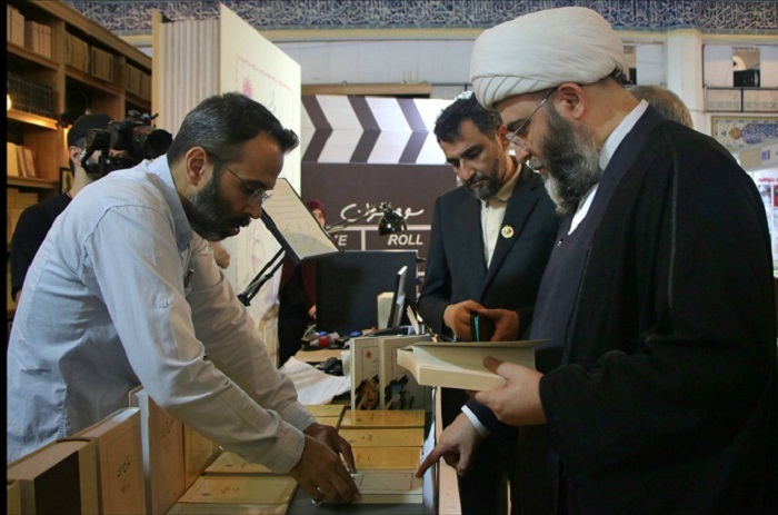قمی از نمایشگاه بینالمللی کتاب تهران بازدید کرد قمی از نمایشگاه بینالمللی کتاب تهران بازدید کرد