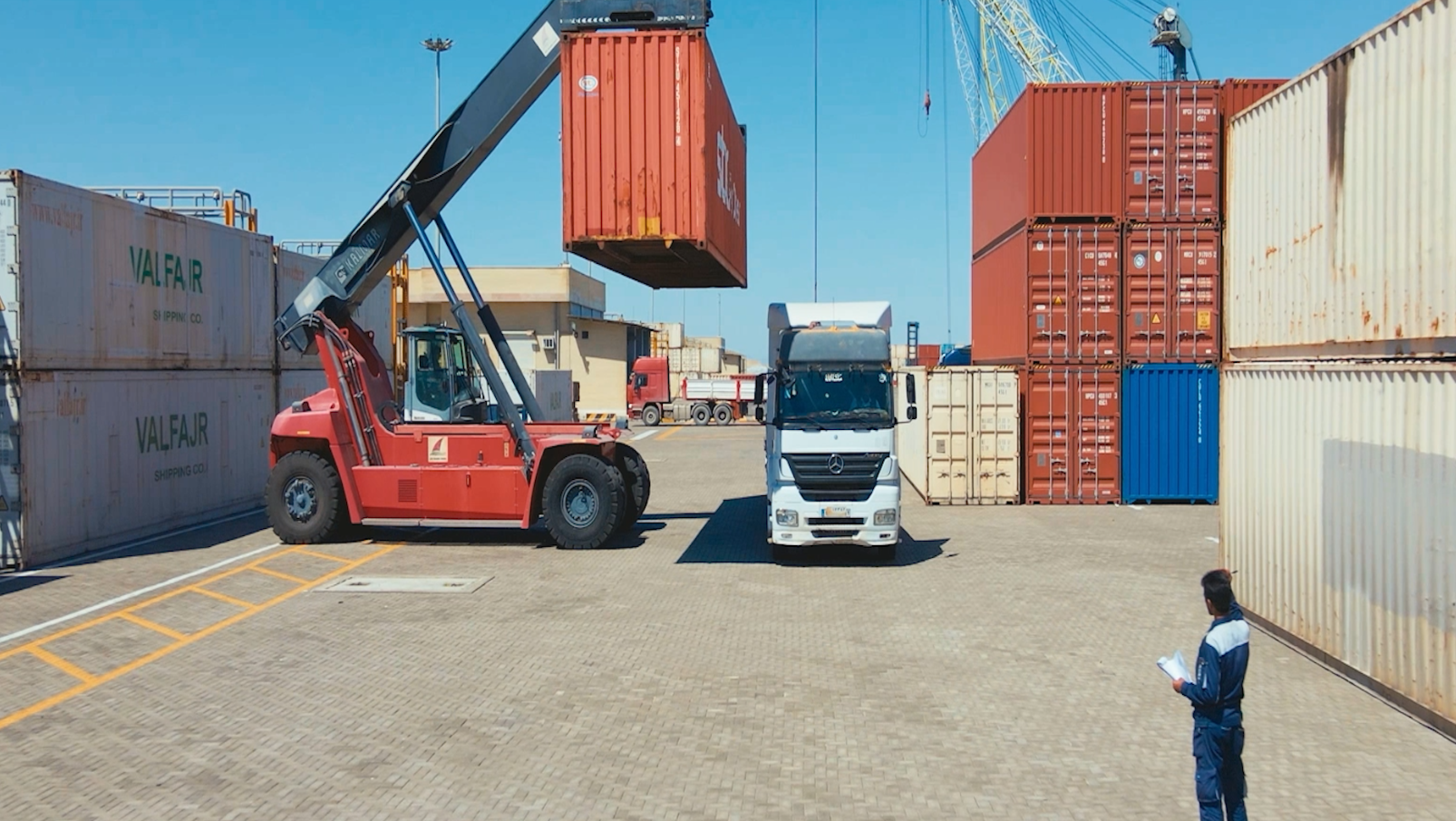 آمادگی کامل بندر چابهار برای پذیرش عملیات تخلیه و بارگیری کالا آمادگی کامل بندر چابهار برای پذیرش عملیات تخلیه و بارگیری کالا