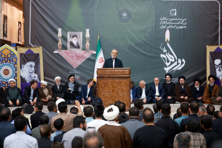 از حقوق علمی و هستهای خود عقبنشینی نمیکنیم از حقوق علمی و هستهای خود عقبنشینی نمیکنیم