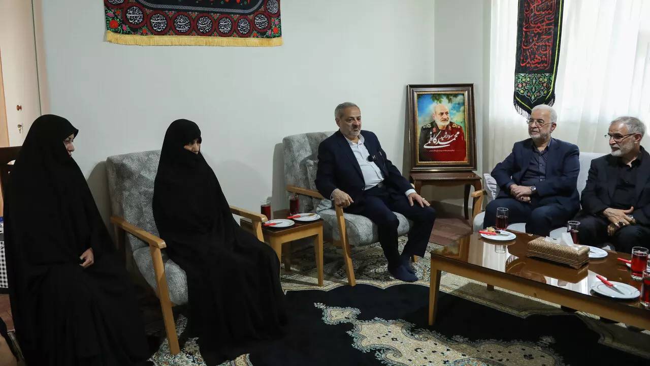 حضور وزیر کشور در منزل شهیدان حاجیزاده و کاظمی حضور وزیر کشور در منزل شهیدان حاجیزاده و کاظمی