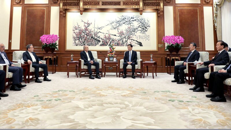 برابر کشور‌های مخالف روابط دوستانه ایران و چین می‌ایستیم