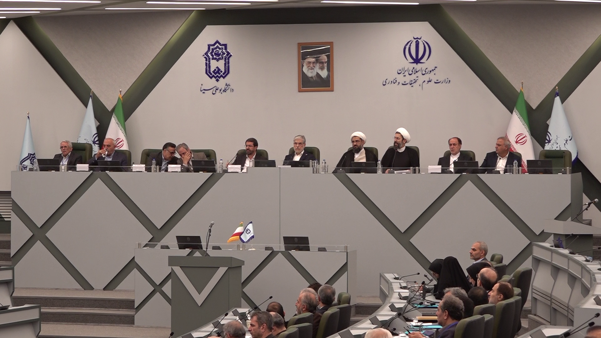 ماموریت دانشگاه ها تربیت افراد متخصص و کارآمد ماموریت دانشگاه ها تربیت افراد متخصص و کارآمد