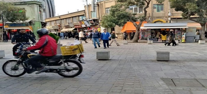 خطر بیخ گوش عابران پیاده راه میدان امام (ره) در همدان خطر بیخ گوش عابران پیاده راه میدان امام (ره) در همدان