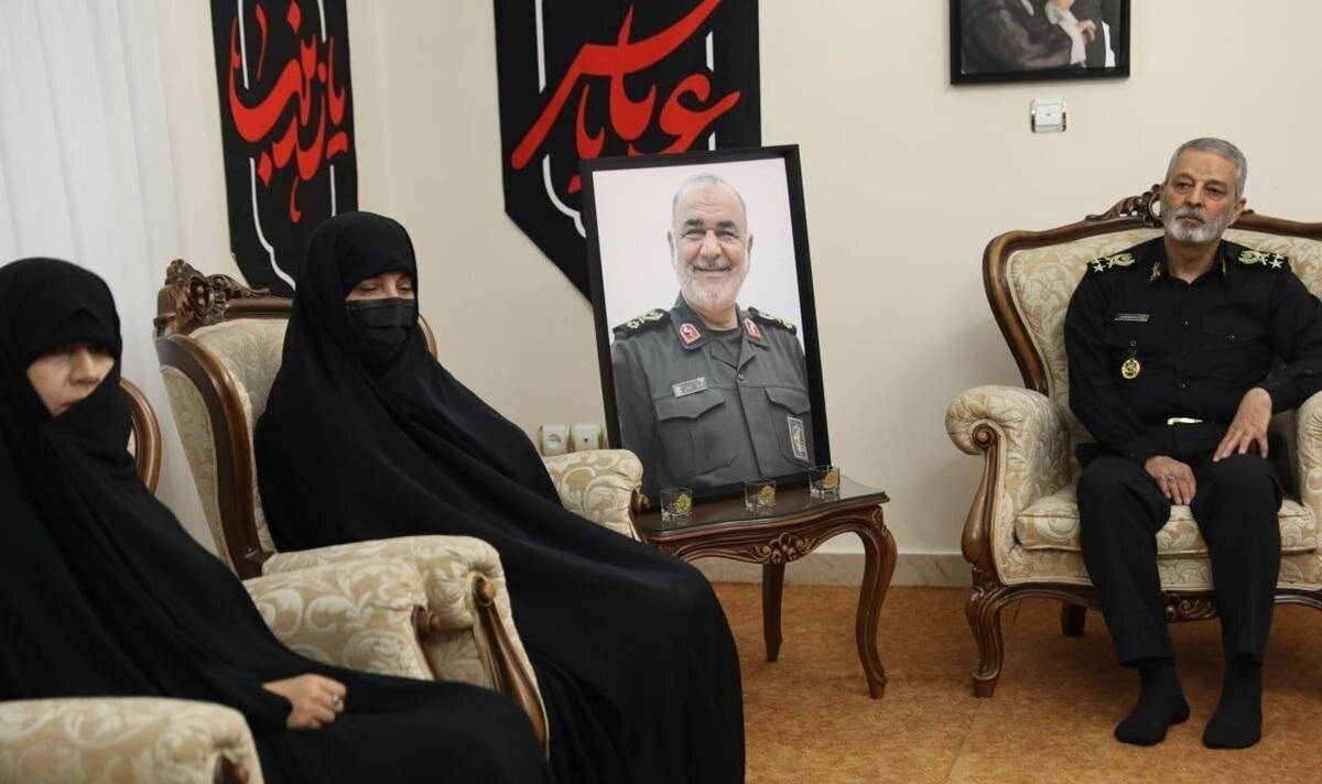 دیدار سرلشکر موسوی با خانواده فرماندهان شهید جنگ تحمیلی ۱۲ روزه