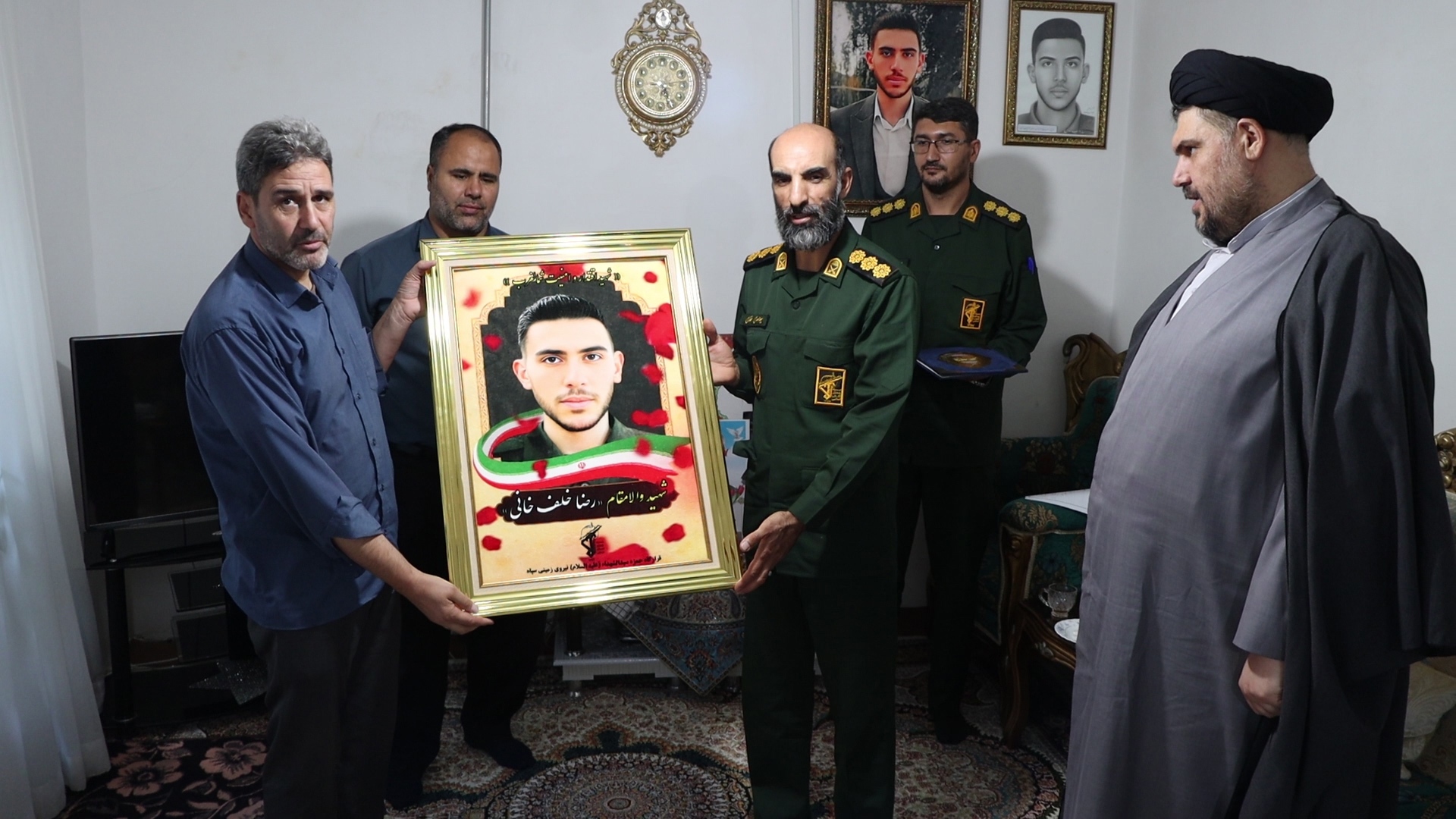 تکریم خانواده شهیدان جواد نارنجی و میثم خلیلی در ارومیه