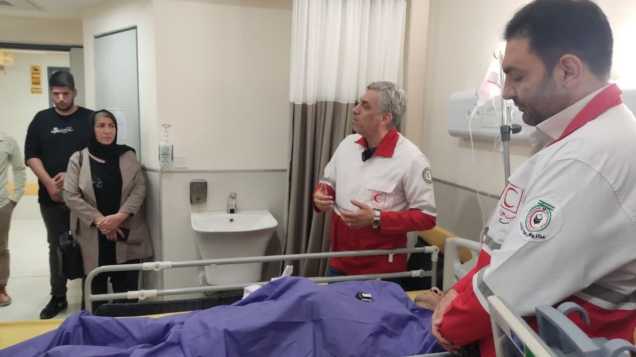 عیادت نمایندگان جمعیت هلال‌احمر از خلبان مصدوم سانحه بالگرد در اشترانکوه لرستان