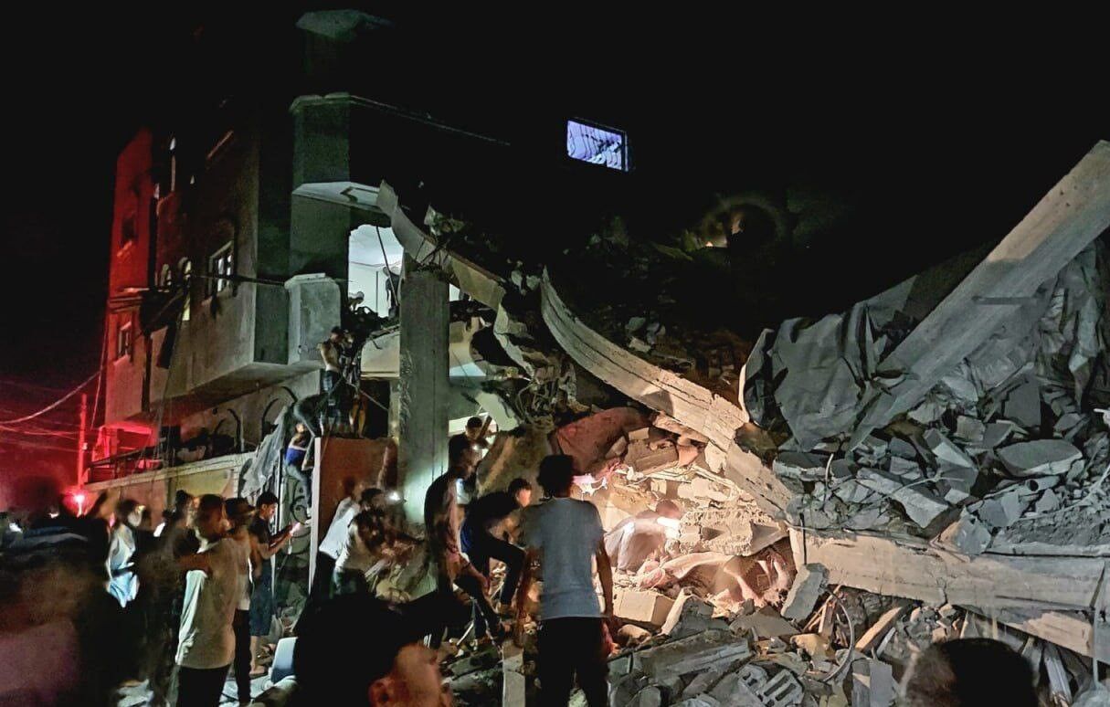 ۱۱ شهید در حمله صهیونیستها به منزل مسکونی در غزه ۱۱ شهید در حمله صهیونیستها به منزل مسکونی در غزه